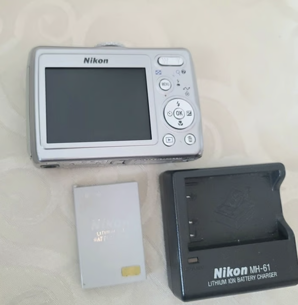 Nikon Coolpix P4 VR Silver Camera. W/Extra. - 图片 2