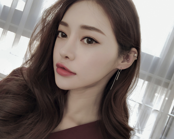세련된 실버 드롭 귀걸이